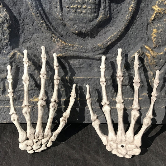 Un paio di mani di scheletro di Halloween, oggetti di scena per la decorazione della casa stregata, dimensioni: 15,5 x 10 cm, Skeleton Hands
