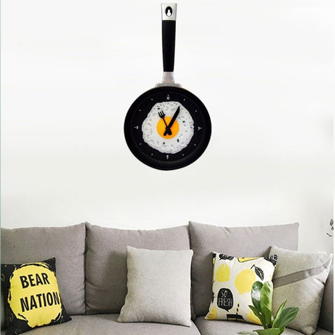 Orologio da parete decorativo per soggiorno creativo a forma di padella con uovo fritto