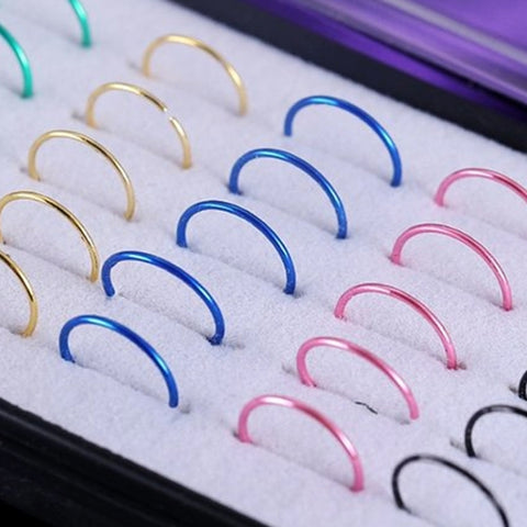 40 anelli per cerchi da naso alla moda in acciaio al titanio con colori misti, misura 0,35 USA, diametro interno: 9 mm, perimetro: 28 mm (colore) - Novalix Store