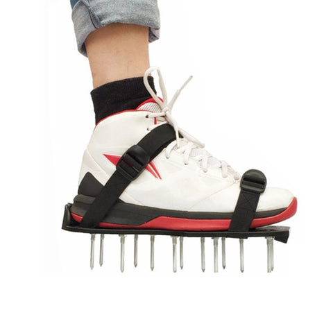 Scarificatore per prato con scarpe chiodate e fibbie in plastica -