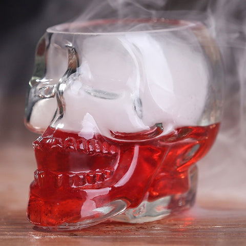Verre à shot en cristal avec tête de crâne et vodka, Transparent