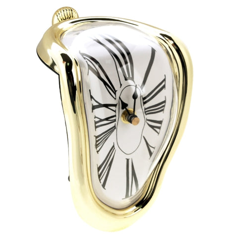 L'horloge est irrégulier sur le verre avec des couleurs fusionnées, l'horloge est rétro déformée avec des chiffres romains
